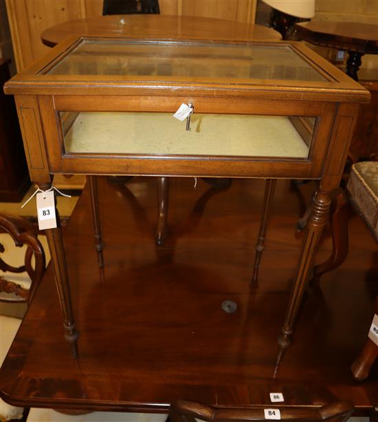 An Edwardian inlaid mahogany bijouterie table, 60 x 45cm